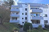 Hausansicht - Helle 2-Zimmer-Wohnung in gefragter Halbhöhenlage mit Balkon und PKW-Stellplatz!