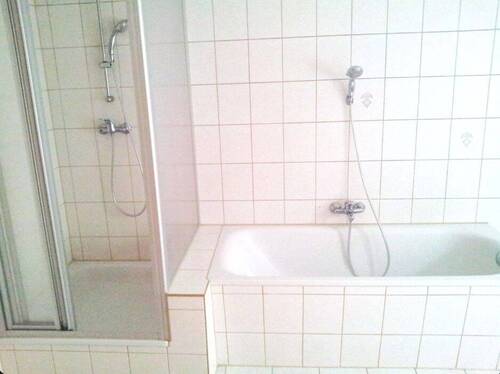 Dusche und Badewanne.jpeg - 