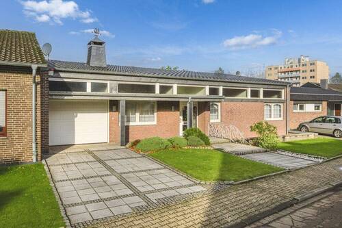 Garage mit Zuhahrt - 