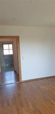 Zimmer Ansicht 3 Ausblick in den Flur und das Badezimmer - 