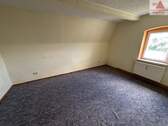 Zimmer DG - 1 Zimmer Mehrfamilienhaus, Wohnhaus in Neukirchen/Pleiße
