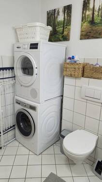 Waschmaschine im Duschbad unten - 