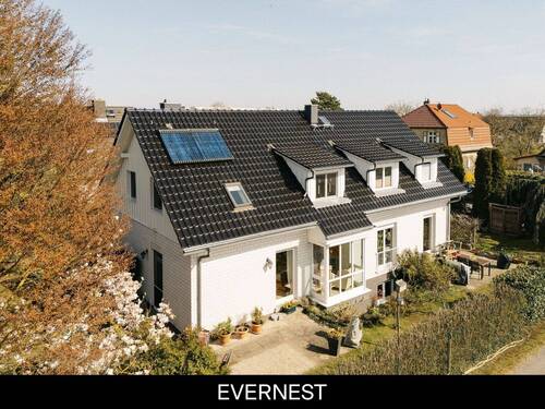 Zweifamilienhaus - Two-Family Residence in a Highly Sought-After Location - Your Private Retreat in Werder