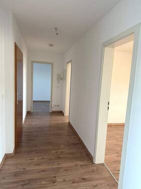 Flur - Große 3-Raumwohnung im Dachgeschoss mit Weitblick in die Stadt