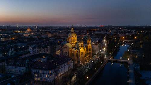 Entlang der Isar bei Nacht. - 