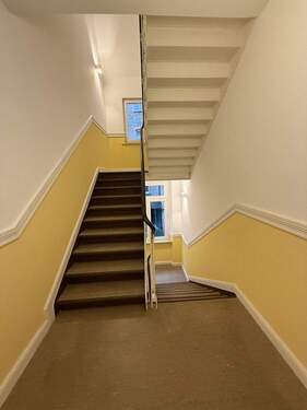 Blick ins Treppenhaus - 2 Zimmer Mehrfamilienhaus, Wohnhaus in Wiesbaden