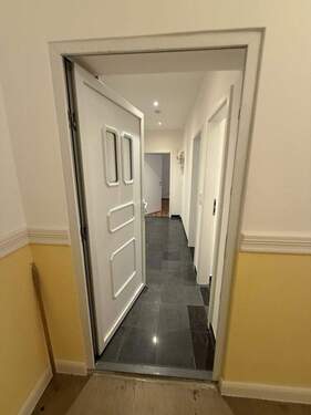 Eingang Wohnung - Mehrfamilienhaus, Wohnhaus mit 59,00 m&sup2; in Wiesbaden zur Miete