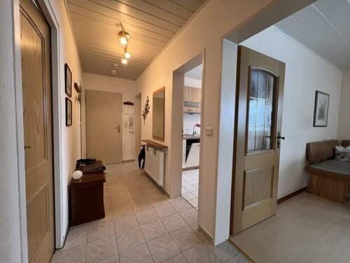 Heller Eingangsbereich mit praktischem Stauraum und direktem Zugang zur Küche - 