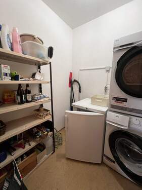 Geräumiger Hauswirtschaftsraum mit durchdachter Stauraumlösung und praktischen Gerätebereitstellung - 