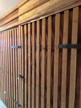 Durchdachte Raumaufteilung mit stabiler Holzverkleidung - 