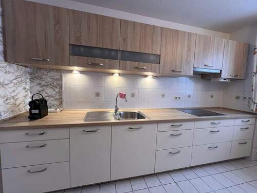 Geräumige Küchenzeile mit durchdachter Stauraumaufteilung und moderner Ausstattung - 