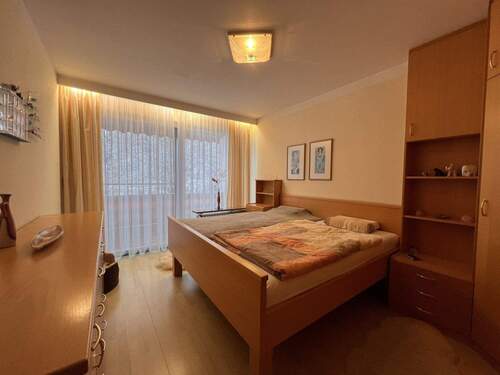 Helles Schlafzimmer mit durchdachter Raumaufteilung und großzügigem Balkonzugang - 