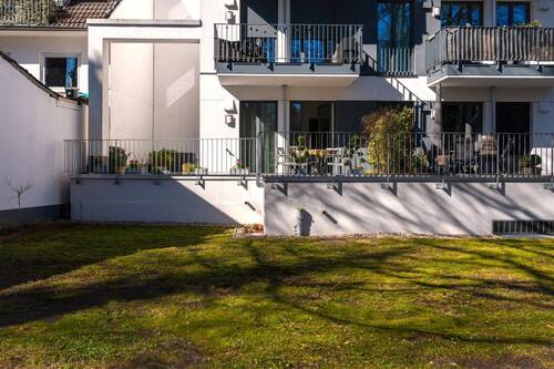 Blick auf die Terrasse - Exklusive 2-Zimmer-Wohnung mit großer Terrasse und hochwertiger Ausstattung