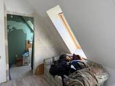 Schlafzimmer 2 Dachgeschoss mit Blick zum Bad - 