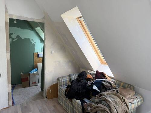 Schlafzimmer 2 Dachgeschoss mit Blick zum Bad - 