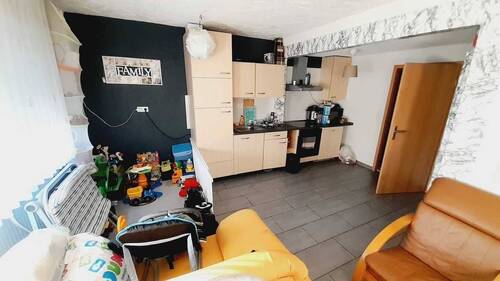 Wohnzimmer mit offener Küche - 4 Zimmer Etagenwohnung zum Kaufen in Kippenheim