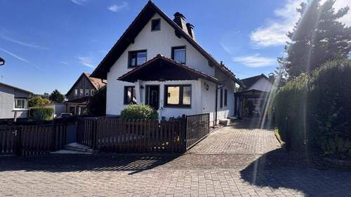 Ansicht auf PKW Stellplatz - 1 Zimmer Einfamilienhaus zum Kaufen in Friedrichroda OT Finsterbergen