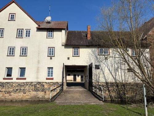 Übergang von der Weide zum Anwesen - Mehrfamilienhaus, Wohnhaus in Münzenberg
