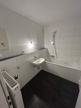 Hauptbadezimmer - 4 Zimmer Etagenwohnung in Remscheid