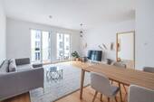 Wohn- und Esszimmer mit Zugang zum Balkon - Moderne Wohnung mit 3 Zimmern und 2 Balkonen im Friedrichshainer Samariterkiez