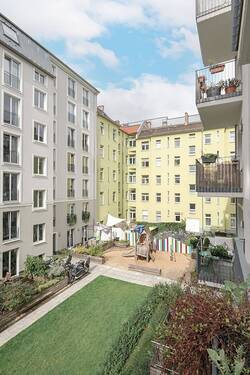 Blick vom Balkon in den Gemeinschaftsgarten - 3 Zimmer Etagenwohnung in Berlin