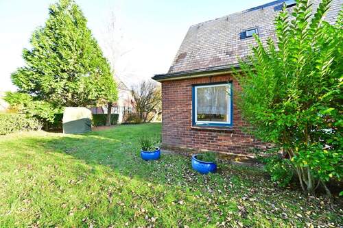 Hausansicht mit Garten - 