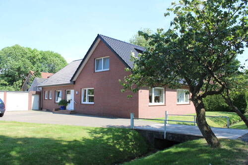 Ansicht mit Auffahrt - 9 Zimmer Einfamilienhaus zum Kaufen in Papenburg