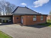 Hausansicht mit Zufahrt - 2 Zimmer Mehrfamilienhaus, Wohnhaus zum Kaufen in Klanxbüll