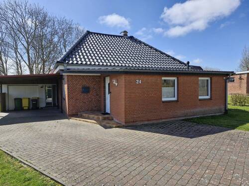 Hausansicht mit Zufahrt - 2 Zimmer Mehrfamilienhaus, Wohnhaus zum Kaufen in Klanxbüll