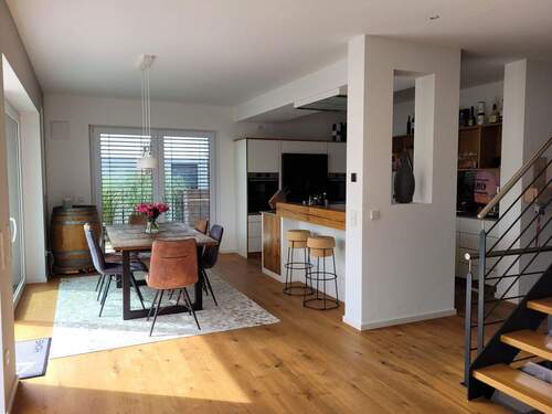 Küche und Esszimmer - 5 Zimmer Einfamilienhaus zum Kaufen in Benningen