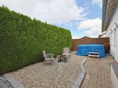 Geschützter, privater Terrassenbereich hinter dem Haus - 