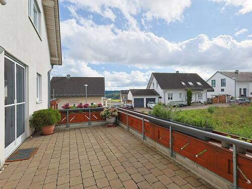 Sonnige Terrasse im Erdgeschoss - 5 Zimmer Einfamilienhaus in Aidlingen