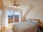 Helles Schlafzimmer im Dachgeschoss mit Balkon - 