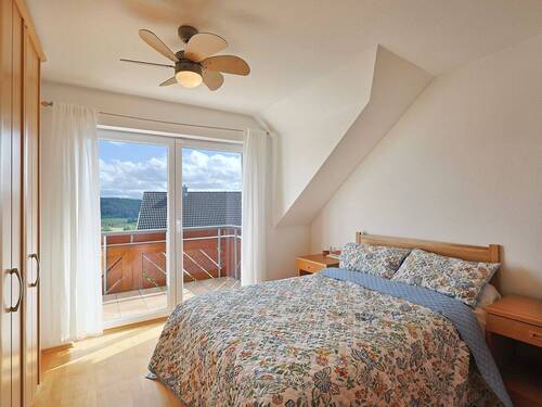 Helles Schlafzimmer im Dachgeschoss mit Balkon - 