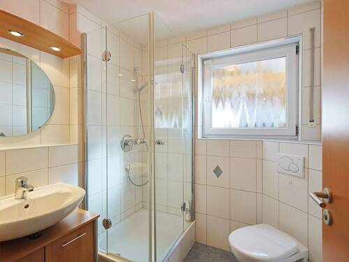 Schönes Duschbad im Eingangsgeschoss - 