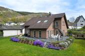 01-Gartenseite links.jpeg - Einfamilienhaus-Wohnensemble mit Potenzial: Wohnen, Arbeiten & Mehrgenerationen unter einem Dach!