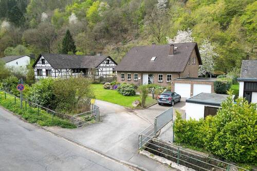 03-Straßenseite.jpeg - 6 Zimmer Einfamilienhaus in Heimbach