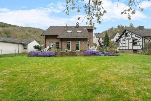 04-Gartenseite Terrasse.jpeg - Einfamilienhaus mit 217,00 m&sup2; in Heimbach zum Kaufen