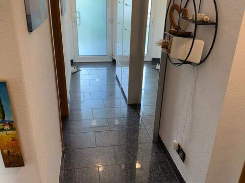 BLICK ZUM WOHNUNGSEINGANGSBEREICH - 