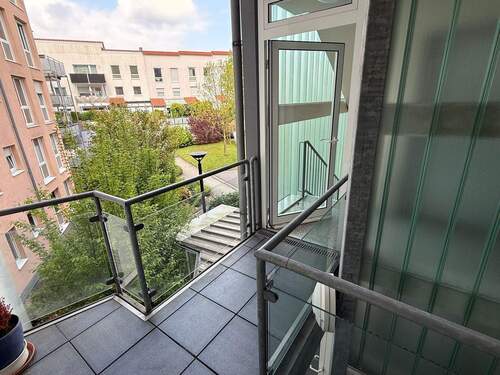 BLICK ZUM TREPPENHAUS UND FAHRSTUHL - 