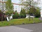 BEGRÜNTER UND GEPFLEGTER INNENHOF - 