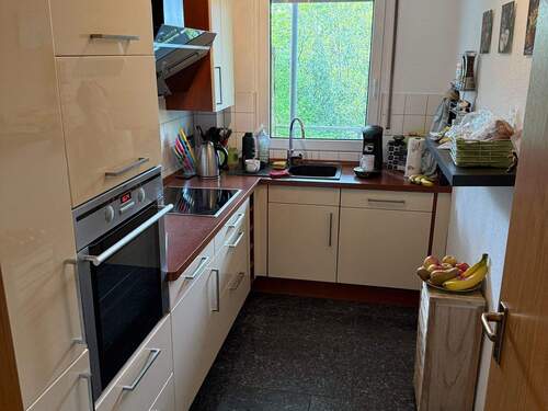 BLICK IN DIE KÜCHE, EINBAUKÜCHE IST VORHANDEN - 