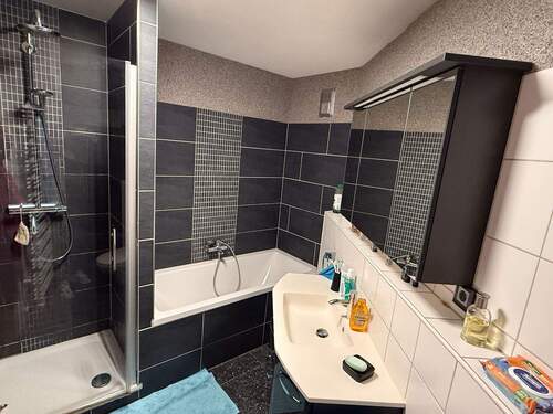 MODERNES BADEZIMMER MIT DUSCHE UND WANNE - 