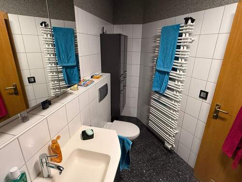 BLICK IN DAS GUT AUSGESTATTETE BADEZIMMER - 