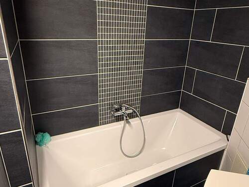 BLICK AUF DIE BADEWANNE - 