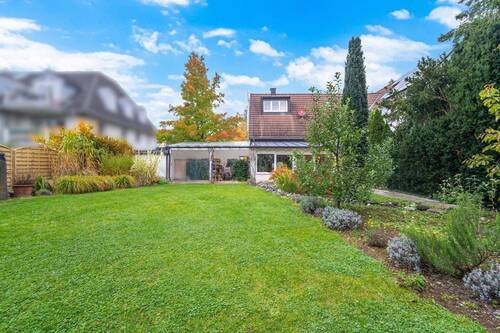 Hausansicht vom Garten - Investieren mit Weitblick: Doppelhaushälfte auf großem Grundstück mit Nießbrauch in Waldtrudering