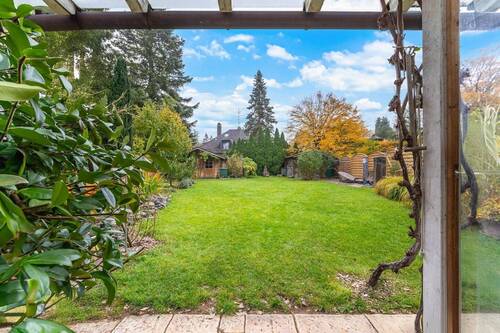 Blick von Terrasse auf Garten - 