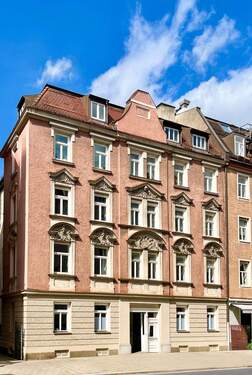 Ansicht. - Denkmalgeschütztes Mehrfamilienhaus mit Ladeneinheit.