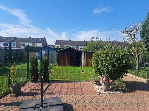 Blick in den Garten - Reihenmittelhaus mit viel Potenzial