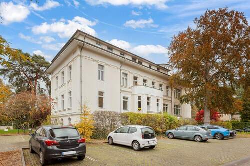 Hausansicht mit Stellplätzen - 